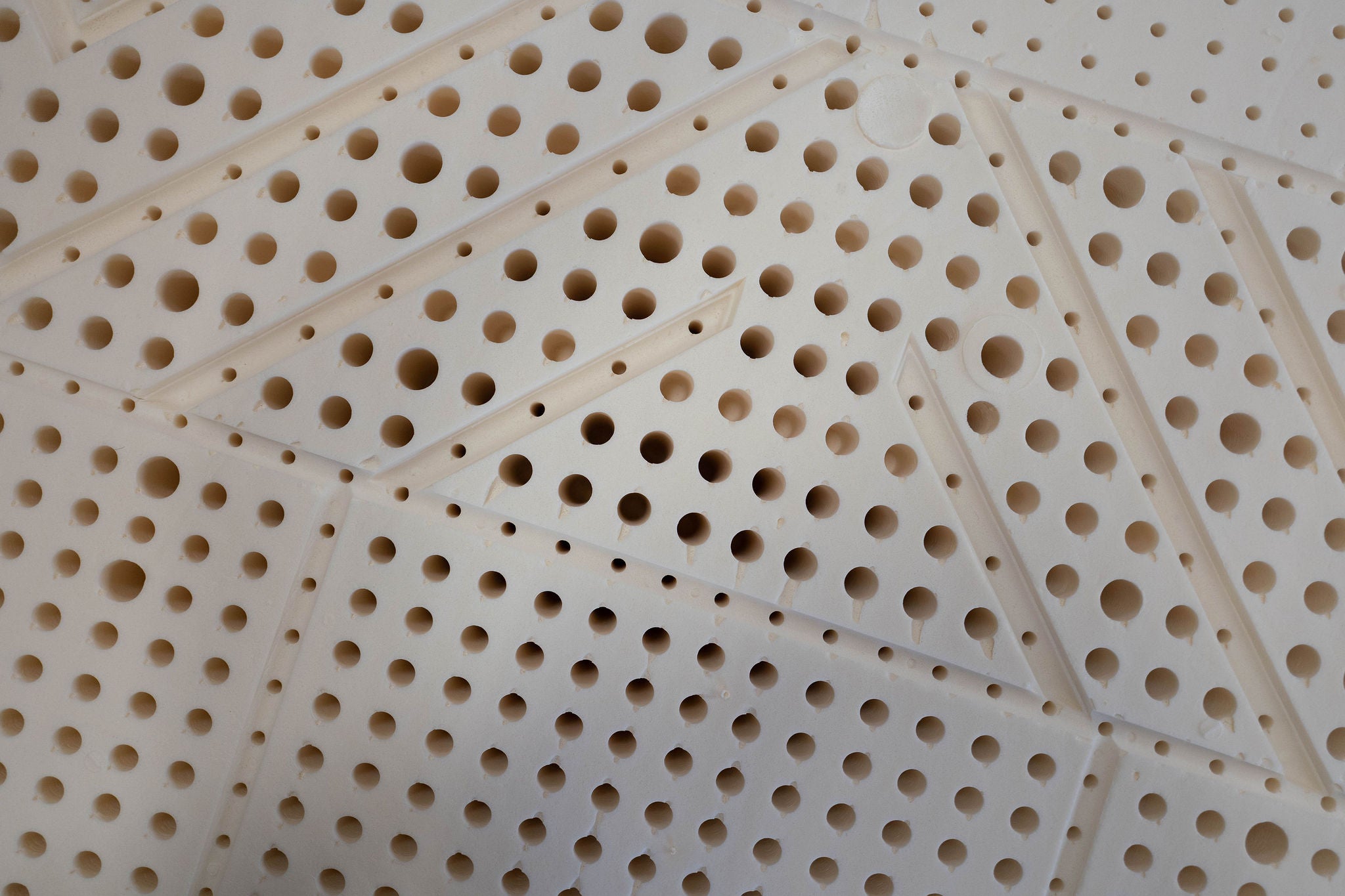 Detailaufnahme einer 7 Zonen Matraze durchsetzt mit kleinen Hohlräume
